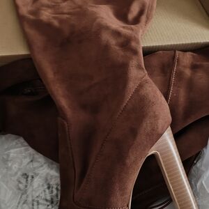 Knee boots never worn